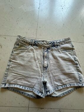 Vero Moda Women’s Light Acid-Wash Denim Shorts - Classic High-Rise